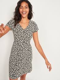 The man in picture d is wearing a casual, woolen jumper, a plain shirt and a pair of scruffy jeans (мужчина на картинке d. Old Navy Women S Floral Print Fit Flare Smocked Back V Neck Dress Black Ditsy Floral Size Xxl In 2021 Dresses V Neck Dress Short Sleeve Dresses
