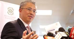 Tokoh perbankan, tan sri azman hashim berkata sentimen kegelisahan dalam pasaran tempatan kini hanya bersifat sementara. Khazanah S Board Of Directors Allegedly Resigned To Let Tun M Decide Who Gets To Stay