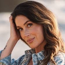 Maria Bateman's Instagram, Twitter & Facebook