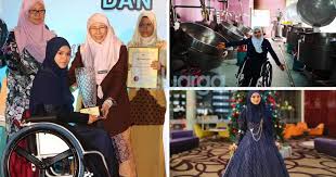 İndir mp3, mp4, webm, 3gp, m4a. 9 Tahun Bergantung Kerusi Roda Hikmah Terjatuh Di Tanah Suci Kini Usahawan Kuih Bulan Oku Mampu Berjalan Lagi Keluarga