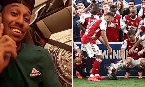 Modern warfare remastered, call of duty: Pierre Emerick Aubameyang Hilariously Straps In The Community Shield Daily Mail Online