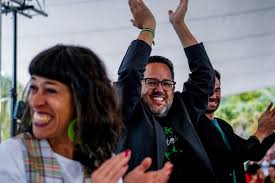 Más de 600 personas hoy en Cádiz en la ola andalucista. Los lugares donde  se deciden hacer los actos dicen mucho de uno. Hay quien los hace en  lugares de moqueta y