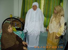 Pahang eyaletinde kocasına eşlik etmediği zamanlarda yang hormat puan sri dato' sri hajah noorainee binti haji abdul rahman olarak stillendirilir. Puan Sri Suraya Abdullah