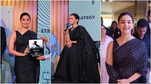Alia Bhatt creates magic in black saree during an event, internet calls her  'Raha's cute mommy': Watch | Fashion Trends - Hindustan Times