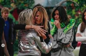 La prima nomination del grande fratello vip 2 ha salvato i personaggi di questa sera, inoltre, ci sarà una grandissima sorpresa per i concorrenti del grande fratello vip 2 e per il pubblico da casa: Grande Fratello Vip Signorini Spiega Perche Adriana Volpe E Uscita Dal Gf