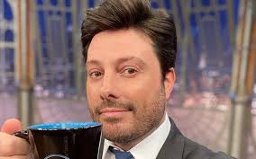 (born 27 september 1979) is a brazilian comedian, television host, writer, cartoonist, and businessman. Danilo Gentili Suggests Beating In Deputies And House Asks For Arrest Of Presenter Entertainment Prime Time Zone