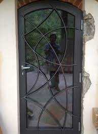 Ringhiera con montanti in ferro zincato a caldo e verniciato a forno a polveri epossidiche, corrimano e tondini in acciaio inox aisi 316 lucido e vetro antisfondamento fissato con borchie. Porte E Finestre Paolo Fusi