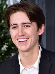 What the kids who played the young versions of the gang in "It's a Very  Sunny Christmas" look like grown up : r/IASIP