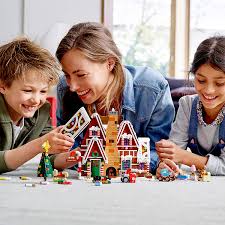 The lego creator expert 10267 gingerbread house sets the scene for imaginative fun with the gingerbread man, woman and baby figures. Amazon Com Lego Creator Expert Gingerbread House 10267 Building Kit New 2020 1 477 Pieces Toys Games