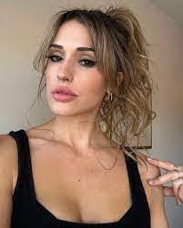 Mindy Woodard's Instagram, Twitter & Facebook