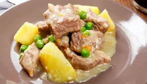 La carne di scottona è ritenuta particolarmente pregiata per le sue caratteristiche organolettiche , morbidezza e sapidità in primis. Ricetta Spezzatino Di Manzo Con Patate E Piselli Le Ricette Di Buonissimo