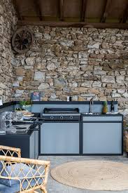 Elégante et multifonctions, elle s'adapte à vos besoins grâce à son meuble support d'angle. Cuisine Exterieure Forge Adour En 2021 Cuisine Exterieure Mobilier De Salon Cuisine