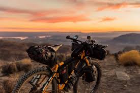 Radreisen Liegen Im Trend Und Sind Dank E Bikes Auch Fur Gemutlichere Menschen Eine Ideale Art Ein Land Zu Erleb Mountain Biking Radtouren Mountainbike Schuhe