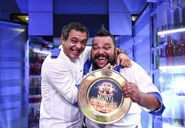 Admiratoare cu retete de agatat, unii concurenti au venit doar sa se vada la televizor, au si recunoscut in fata celor trei chefi, chefii au din nou chef de glume si de jurizat farfuriile care vin pe banda. Finala Mihai Munteanu Munti CaÈ™tigÄƒtor Chefi La CuÈ›ite Sezon 6 Antena 1