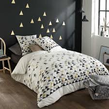 Parure De Lit Imprimee Triangle Linge De Lit Kiabi 23 00 Parure De Lit Housse De Couette Douillette De Lit