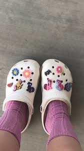 Aesthetic Black Crocs With Charms Pin By Taya On Shoes Crocs Shoes Crocs Aesthetic Shoes