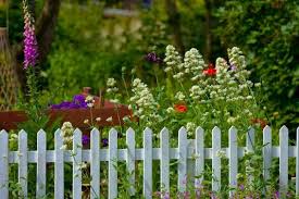 60 Atemberaubende Ideen Fur Gartenzaune Garten Zenideen Cottage Garten Garten Naturzaun