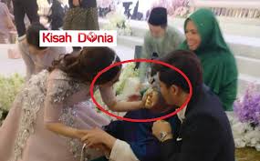 Dia juga kelihatan sangat sebak dengan surprise berkenaan. Inilah Detik Yang Paling Menyentuh Hati Yang Berlaku Semasa Majlis Perkahwinan Fattah Amin Dan Juga Fazura Kisah Dunia