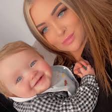 Courtney Summers engadiu unha nova foto.