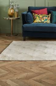 Un Parquet Stratifie Couleur Chene Au Style Point De Hongrie Rien De Tel Pour Apporter Du Charme Et Du Ca Point De Hongrie Deco Appartement Decoration Maison