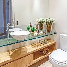Banheiro Decorado Com Bandejas E O Conjunto De Difusor E Sabonete Liquido De Vidro Fa Bancadas De Vidro Decoracao Banheiro Pequeno Prateleira De Vidro Banheiro