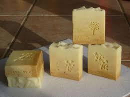 Recettes Pour Fabriquer Un Savon Maison Au Lait D Anesse A L Huile D Olive Ou Avec Du Savon De Marseille Faire Son Savon Savon Maison Recettes De Savon