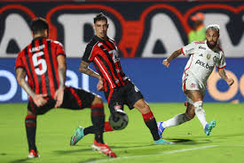 Flamengo e Vitória disputando partida decisiva no Maracanã pelo Brasileirão 2025