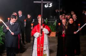 Papa León XIV encabeza Vía Crucis en Roma con mensaje de fe y esperanza