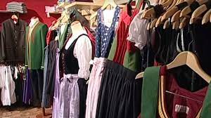 Des broderies pas toujours faciles à réaliser, mais qui donnent naissance à des pièces uniques. Costumes Traditionnels Tyroliens Tyrol En Autriche