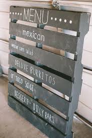 Chalkboard Pallet Perfect For A Budget Friendly Wedding Proyecto De Restaurante Ideas De Cafeteria Decoracion De Bares