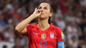 Det vækker jubel i den blå del af byen. Frauen Wm Us Star Alex Morgan Erklart Ihren Tee Jubel Im Halbfinale Fussball Video Eurosport