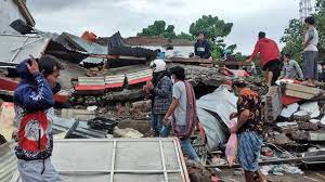 Gempa yang mengguncang sulbar dengan magnetido 6,5,membuat panik warga sulbar kususnya di malunda,mamuju dan majene.gempa ini membuat kelumpuhan perekonomian khusnya dimalunda. Breaking News Gempa Bumi Kembali Mengguncang Mamuju Sulbar Regional Liputan6 Com