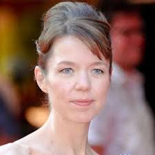 Découvrez toute la carrière de anna maxwell martin. Anna Maxwell Martin Bio Family Trivia Famous Birthdays