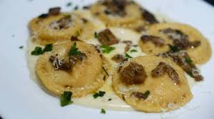 A parte sbollentate altre 4/5 fette di zucca fino a farla diventare morbida e poi frullatela con il mini pimer. Tortelli Di Zucca Ai Funghi Porcini Ladyblitz
