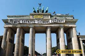 „identitäre bewegung rechte aktivisten klettern auf brandenburger tor. Viele Passanten Haben Uns Applaudiert