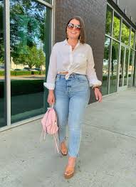 With Curves Without Looking Frumpy Read Styling Tips Here Http Www Juliamarieb Com 2019 05 20 How To Wear Mo Curvy Outfits Summer Fashion Outfits Mom Jeans