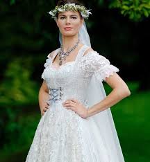 Aber an kaum einem anderen tag ist das so wichtig wie immerhin wirst du dich an diesen tag dein leben lang gern erinnern. Das Hochzeitsdirndl Heiraten In Tracht Weddix