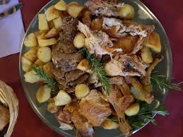 La gallina è sempre stata considerata un piatto povero, veniva cucinata arrosto o lessa, accompagnata da patate o verdure bollite. Una Squisita Gallina Nostrana Ripiena Con Patate Arrosto Cucinata Come Ai Tempi Dei Nostri No Foto Di Agriturismo Su Connottu Sardegna Tripadvisor