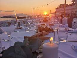 L'orario più suggestivo, per un matrimonio in spiaggia, è sicuramente quello che tende verso il tramonto, grazie a tutti i giochi di colore creati dalle luci preferite sandali minimal chic o addirittura piedi nudi, che possano rispecchiare al meglio l'immagine tipica del matrimonio in spiaggia, ai tropici. Giulia E Giacomo Un Meraviglioso Matrimonio Sulla Spiaggia