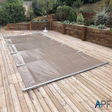 Manivelle manuelle démultipliée comprise avec la bâche afin d'enrouler la couverture sur sa dernière barre (une 2ième manivelle est livrée pour les bassins de. Bache A Barre Marque Securit Pool Excel Comptoir De La Piscine