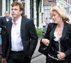 De mol, endemol ve talpa üretim şirketlerinin arkasındaki adamlardan biridir ve yaklaşık 2.3 milyar $ değerindedir. Zo Ziet De Vrouw Van Mediamagnaat John De Mol Eruit