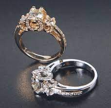 Horse Shoe Engagement Ring Makes Me Think Of Brittany Guinn Do You Like This Love It Nicole Favorite Engagement Rings Horse Jewelry Western Wedding Rings