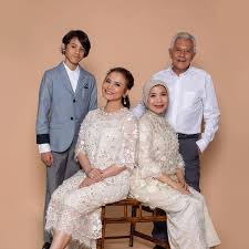 Sri rossa roslaina handiyani, known simply as rossa in indonesia and dato' sri rossa in malaysia, is an indonesian singer and businesswoman. 6 Potret Rossa Dan Anaknya Yang Ganteng Kayak Kakak Adik Showbiz Liputan6 Com