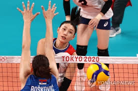 대규모 거리 응원이 사라진 대신 가정에서 올림픽 경기를 tv로 시청하며 선수들을 응원하는 '집콕' 응원 문화가 자리잡고 있다. Zds1s82wufjmgm