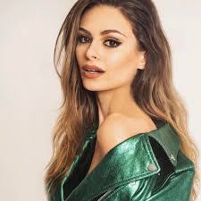 Elizabeth Bello's Instagram, Twitter & Facebook