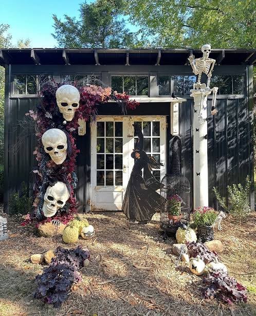 26 Scream-Worthy Front Yard Halloween Decoration Ideas 2025 That Look Like They Were Built by Witches