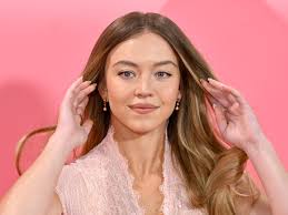 Sydney Sweeney y su vestido lencero en la alfombra roja: corsé a lo Madonna  y encaje victoriano