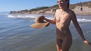 Outro dia de diversão na praia nudista  Pee público na praia entre nudistas