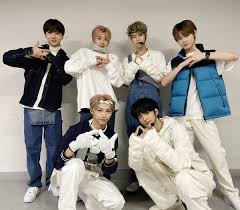 Politóloga universidad javeriana/ fundadora de angel's touch 🌺/ … Fari On Twitter Felix And Chenle Holding Each Other S Hands And Literally Being Besties Look At Felix Patting Chenle S Back 191216 Https T Co P3guhxhxiq Twitter
