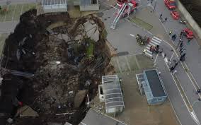 Un'ampia voragine si è aperta nel parcheggio dell'ospedale del mare, nella periferia est di napoli. 51cmjc9qvt86gm